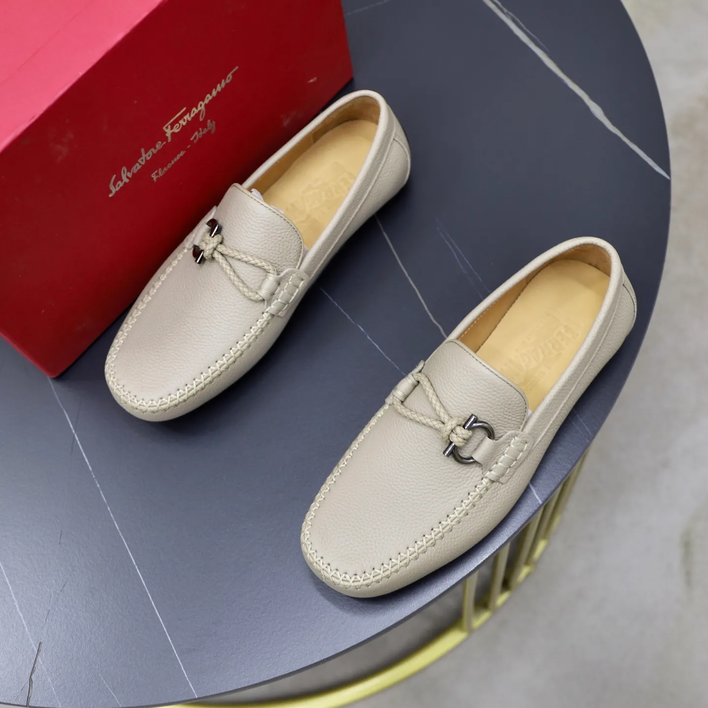 Men's shoes 💰480💰🙅‍♂️🙅‍♂️🙅‍♂️Niuli Brand: Ferragamo Standard code: Men's code 38/44 (45 customized) Grade: Same style as the official website Material: Original imported cowhide leather lining Original wear-resistant lightweight outsole Style category: Men's casual slip-on shoes Doudou shoes Noble luxury brand elements, top luxury color: actual picture color